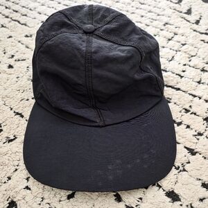 Lululemon blk nylon hat. Unisex and adjustable